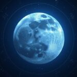 Lua Cheia em tom prateado azulado representando a Lua Azul na astrologia e o encontro entre calendário lunar e gregoriano.